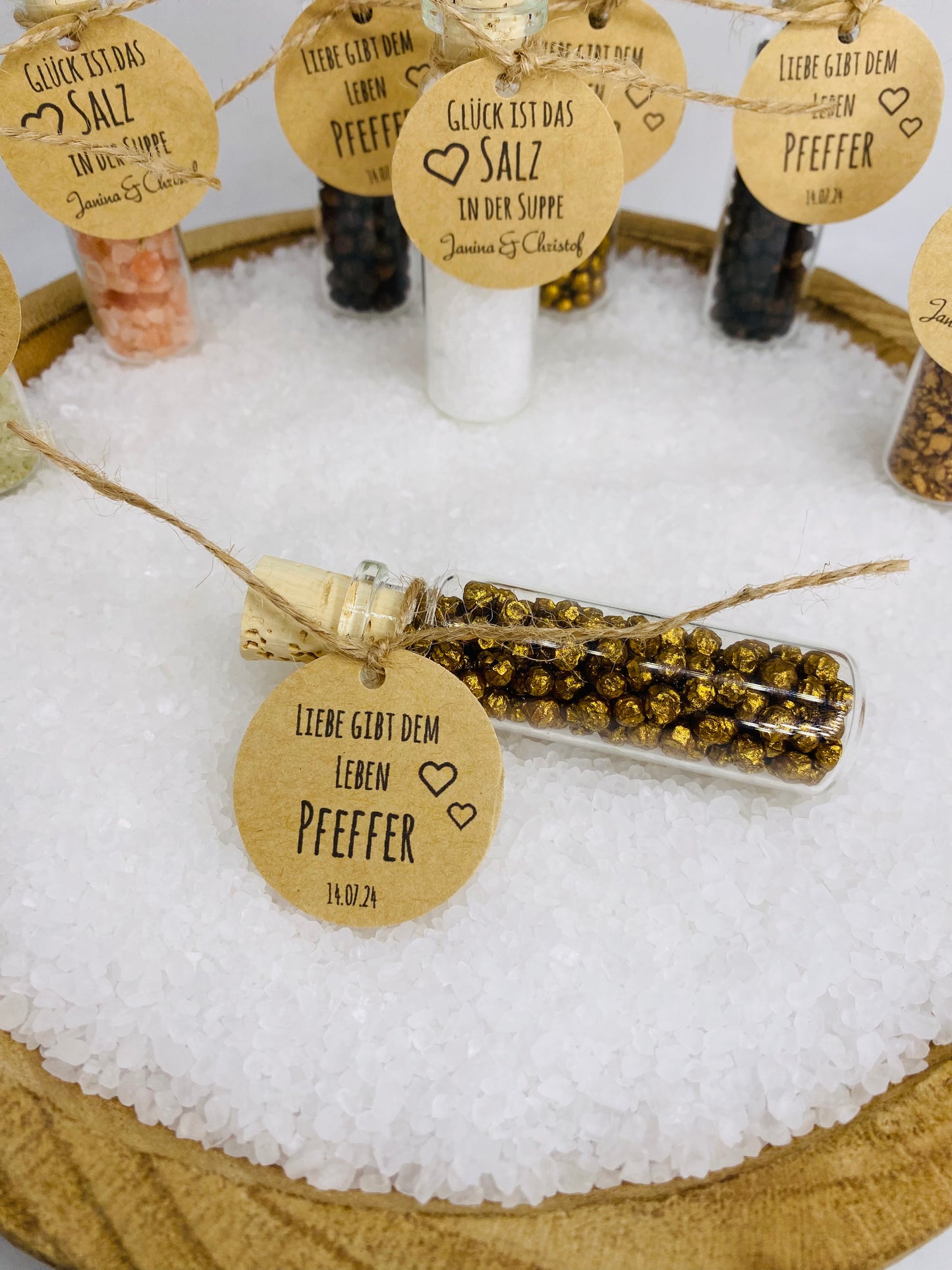 Delicate memories: exquisite party favors with attention to detail
