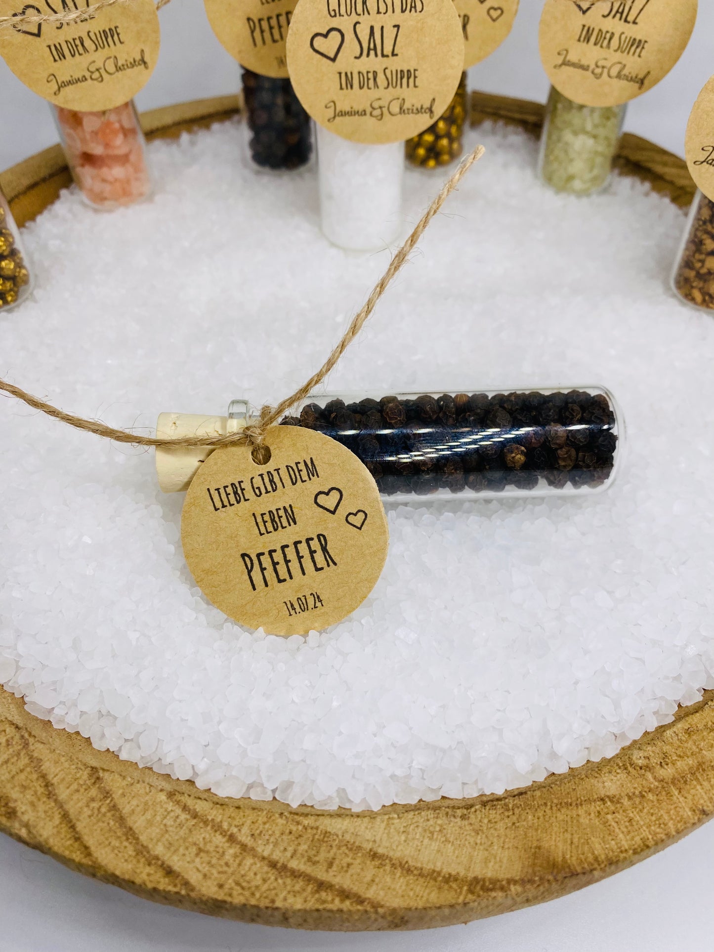 Delicate memories: exquisite party favors with attention to detail