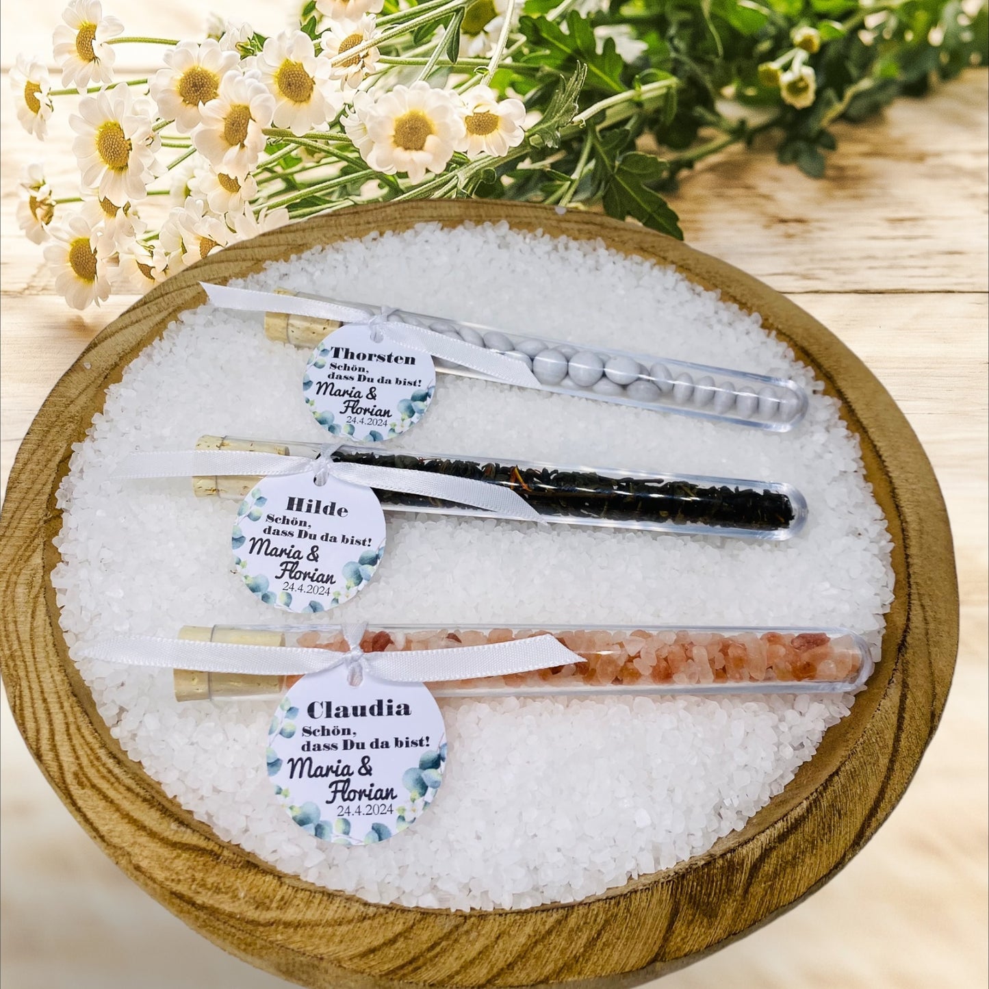 Tischkarten mit hübschen Eukalyptusstrauch, Gastgeschenk und Tischkarte in einem.