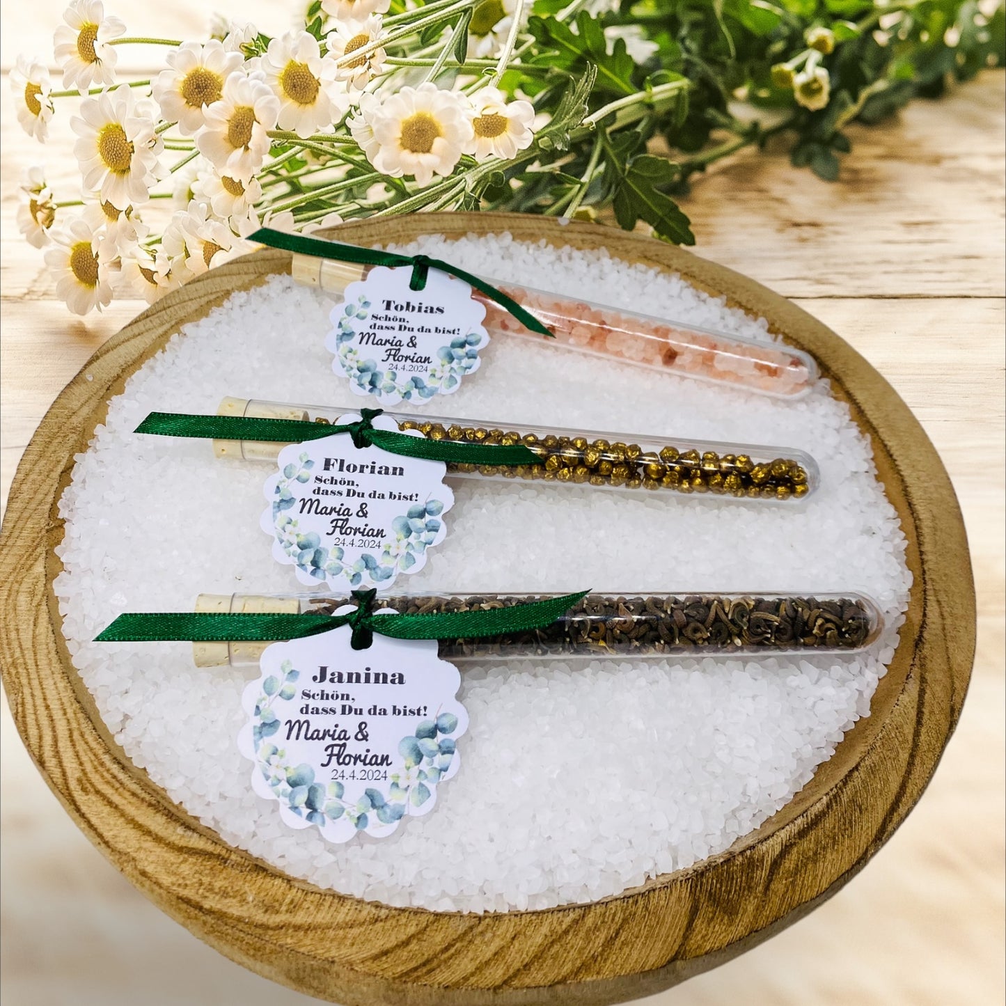 Tischkarten mit hübschen Eukalyptusstrauch, Gastgeschenk und Tischkarte in einem.