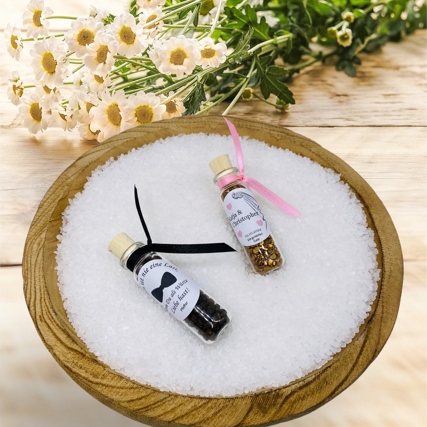 Salt and pepper as a timeless guest gift for your wedding reception