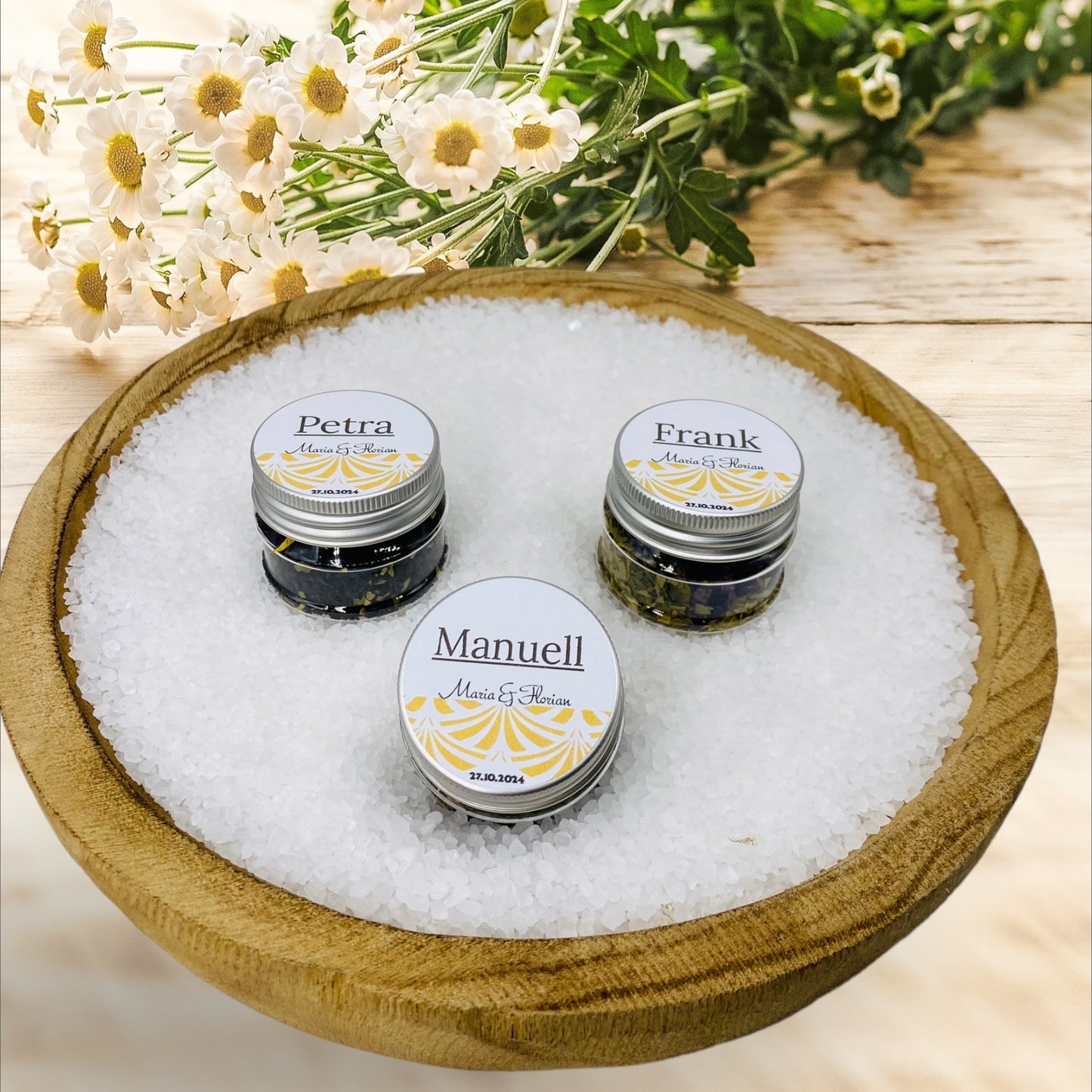 Guest gift gold shine: Personalized jars as elegant place cards for lasting memories!