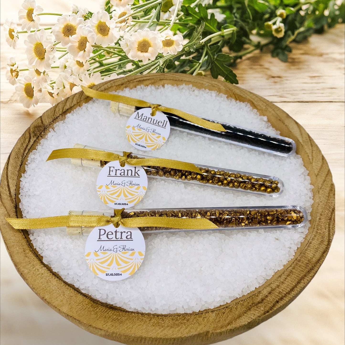 Guest gift gold shine: Personalized test tubes as elegant place cards for lasting memories!