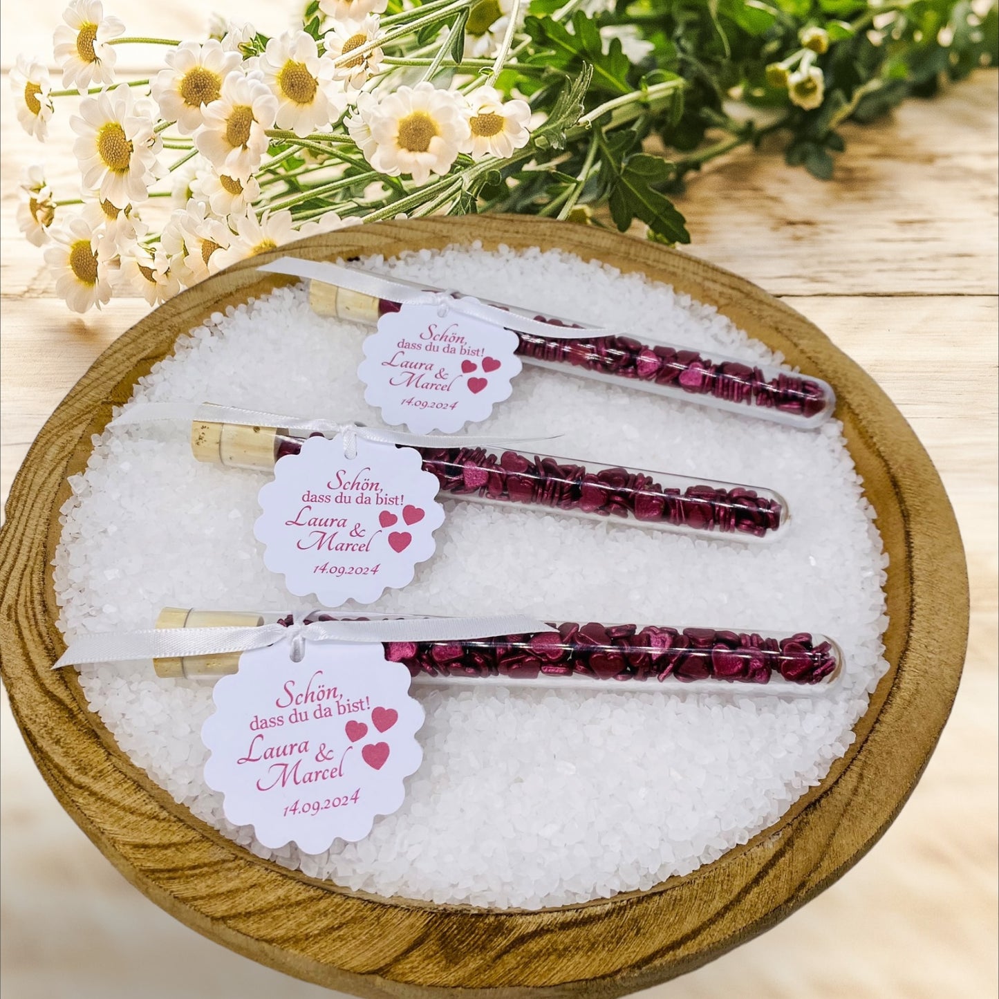 Sweet guest gifts in Bordeaux: test tube filled with chocolate hearts - personal lid with the bride and groom's name and date